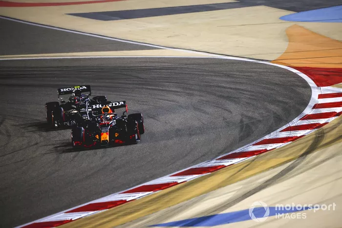 Max Verstappen, Red Bull Racing RB16B, Pierre Gasly, AlphaTauri AT02