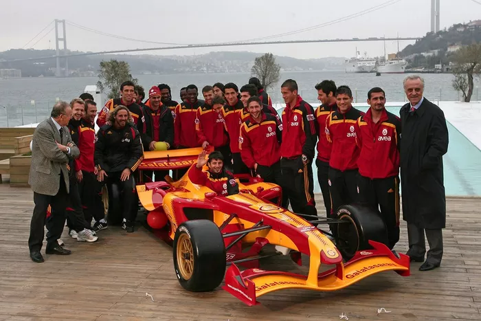 Los jugadores del Galatasaray, con el coche de la Superleague Formula