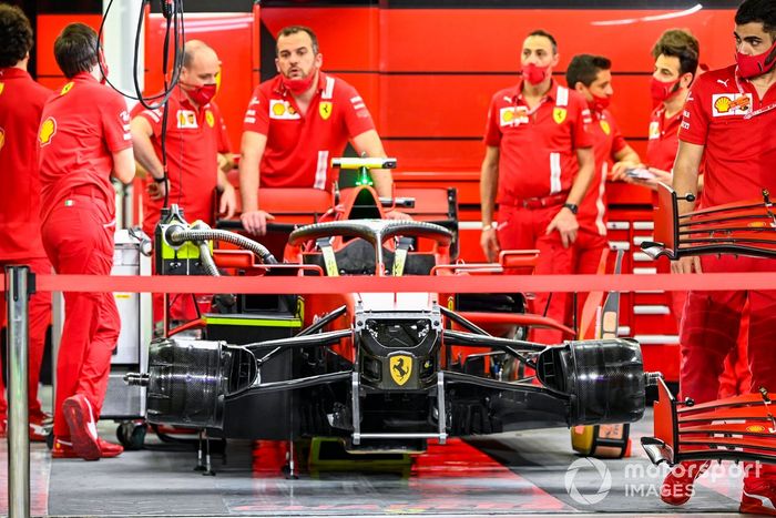 Mecánicos de Ferrari en el garage