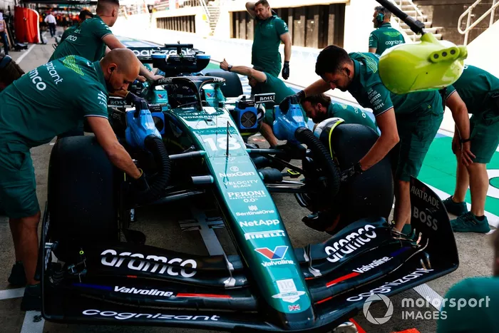 Lance Stroll, Aston Martin AMR23, en boxes durante los entrenamientos