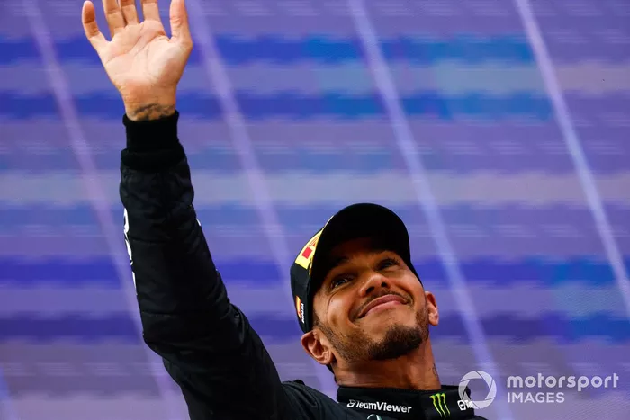 Lewis Hamilton, Mercedes-AMG, 2ª posición, en el podio