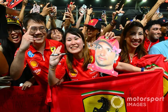 Los aficionados muestran su apoyo a Carlos Sainz, Scuderia Ferrari, durante el pit lane walk
