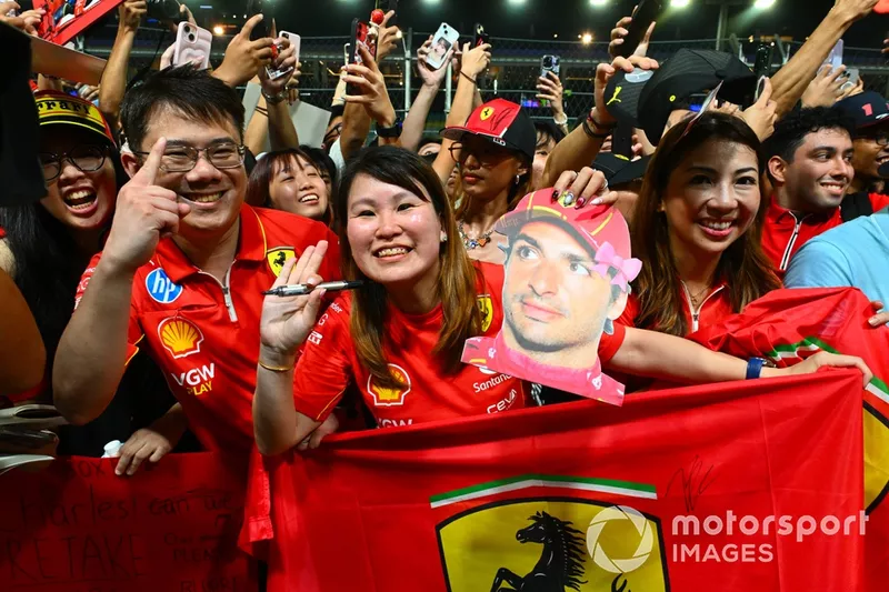 Fans show their support for Carlos Sainz, Scuderia Ferrari, during the pit lane walk