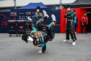 Los Jabbawockeez actúan en el Paddock