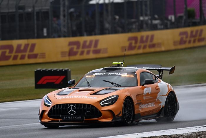 NORTHAMPTON, INGLATERRA - 06 DE JULIO: El Coche de Seguridad de la FIA en pista durante el Gran Premio de F1 de Gran Bretaña en el Circuito de Silverstone el 06 de julio de 2025 en Northampton, Inglaterra. (Foto de Sam Bagnall/Sutton Images)