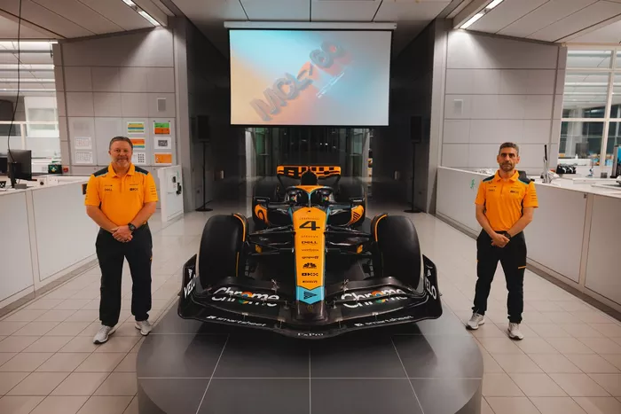 Zak Brown, CEO de McLaren Racing, Andrea Stella, Director del equipo McLaren