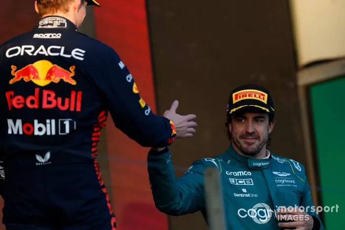 Max Verstappen, Red Bull Racing, 1ª posición, Fernando Alonso, Aston Martin F1 Team, 3ª posición, se saludan en el podio.