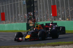 Max Verstappen, Red Bull Racing RB13; Esteban Ocon, Force India VJM10