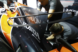 Інженери Honda працюють із McLaren MCL32 Фернандо Алонсо