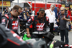 Росс Браун и руководитель Haas F1 Team Гюнтер Штайнер