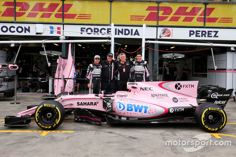 Sergio Pérez, Sahara Force India F1, Otmar Szafnauer, Sahara Force India F1 jefe de operaciones, y Esteban Ocon, Sahara Force India F1 Team con el Sahara Force India F1 VJM10
