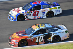 Danica Patrick, Stewart-Haas Racing Ford, A.J. Allmendinger, JTG Daugherty Racing Chevrolet