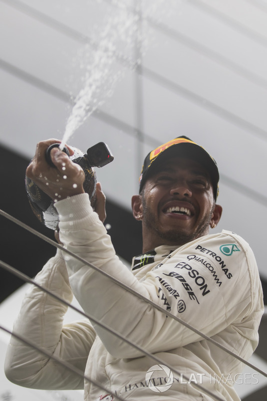 Race winner Lewis Hamilton, Mercedes AMG F1, sprays Champagne from the podium