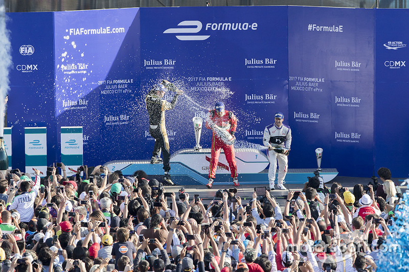 Podio: ganador de la carrera Lucas di Grassi, Audi Sport Team Abt, segundo lugar Jean-Eric Vergne, Techeeta y tercer lugar Sam Bird, Virgin Racing