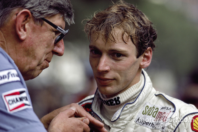 Piloto de Tyrrell Stefan Bellof con el jefe de Tyrrell Ken Tyrrell