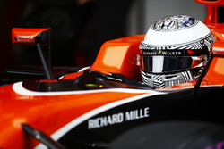 Фернандо Алонсо в боксах с закрытым визором, McLaren MCL32
