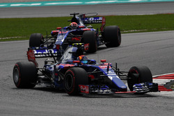 Carlos Sainz Jr., Scuderia Toro Rosso STR12 leads Pierre Gasly, Scuderia Toro Rosso STR12