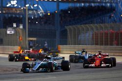 Valtteri Bottas, Mercedes AMG F1 W08 leads at the start