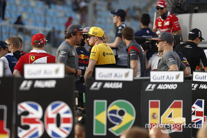 Los pilotos en el paseo previo a la carrera