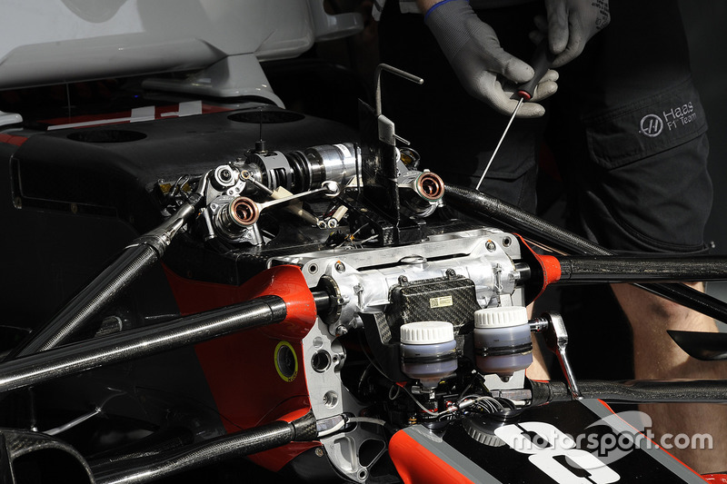 Haas F1 Team VF-17 detalle de la suspensión delantera