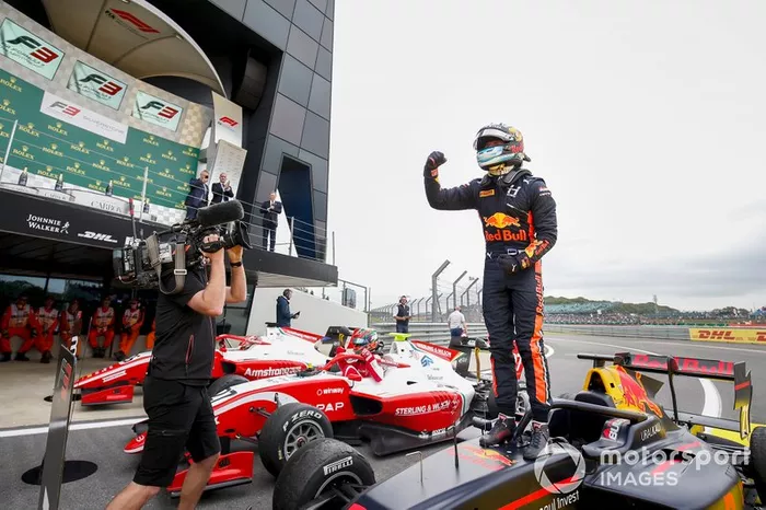 Il vincitore della gara Juri Vips,  Hitech Grand Prix