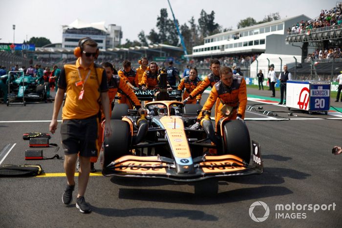 Daniel Ricciardo, McLaren MCL36, en la parrilla