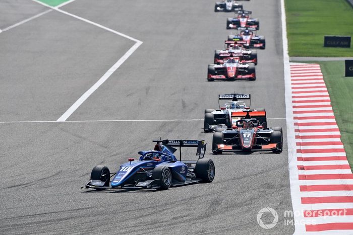 Franco Colapinto, MP Motorsport, por delante de Caio Collet, Van Amersfoort Racing