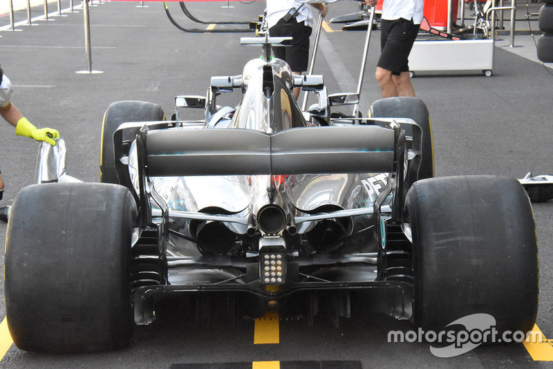 Вид Mercedes W09 ззаду показує, якого рівня охолодження вимагає траса Гран Прі Мексики.