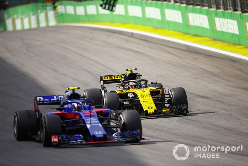 Карлос Сайнс-мол., Renault Sport F1 Team R.S. 18, та П'єр Гаслі, Toro Rosso STR13.
