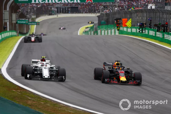 Daniel Ricciardo, Red Bull Racing RB14, pasa a Charles Leclerc, Sauber C37. 