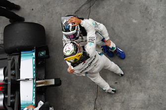 Lewis Hamilton, Mercedes AMG F1 et Valtteri Bottas, Mercedes AMG F1 W09 EQ Power+ dans le Parc Fermé