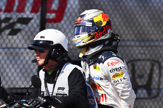 Daniel Ricciardo, Red Bull Racing, sul retro di una moto, dopo il ritiro