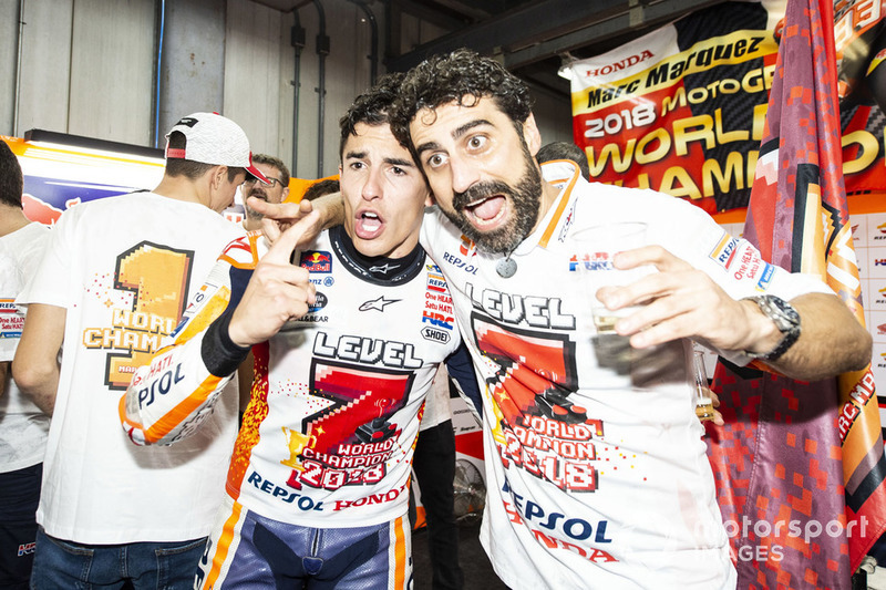 MotoGP-Weltmesiter 2018: Marc Marquez, Repsol Honda Team, mit Santi Hernandez