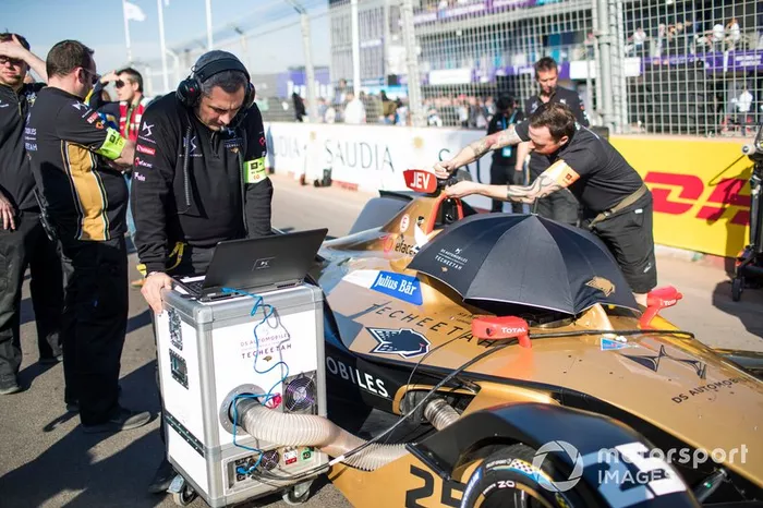 Mecánicos con el coche de Jean-Eric Vergne, DS TECHEETAH, DS E-Tense FE19