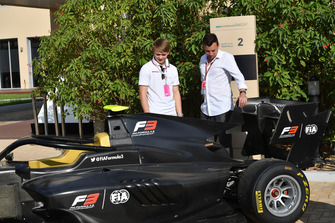 Billy Monger en Will Buxton, FOM TV Presenter kijken de nieuwe FIA Formule 3-auto