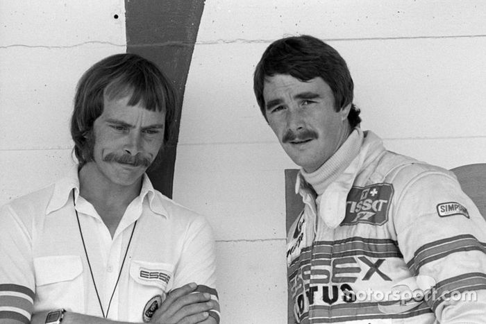 Nigel Mansell Lotus (Derecha) debutó en la F1. Se retiró de la carrera en la vuelta 41 con el motor fundido y sufrió quemaduras leves por una fuga de combustible. Aquí habla con Nigel Stroud, ingeniero de Lotus.