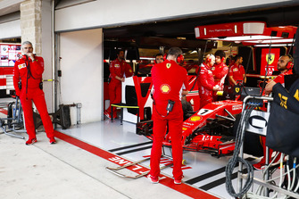 Maurizio Arrivabene, Team Principal, Ferrari, fuori dal garage dove i meccanici circondano la monoposto di Kimi Raikkonen, Ferrari SF71H