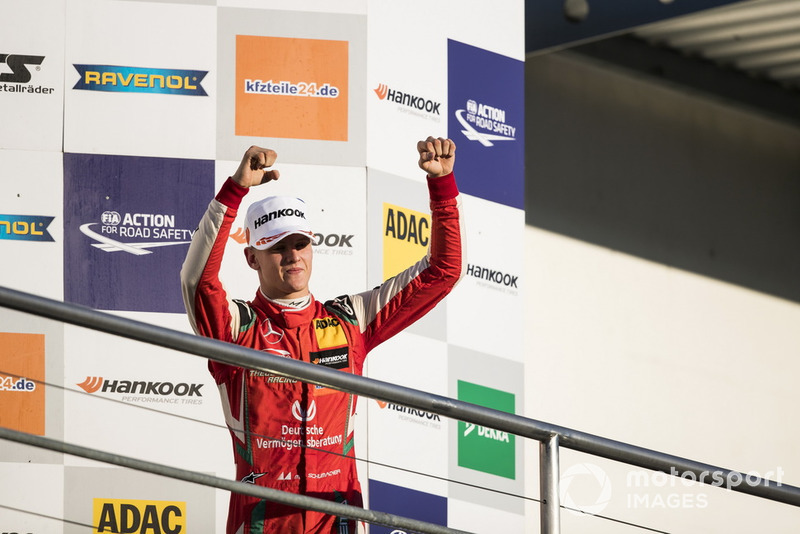 Подіум: чемпіон 2018 Мік Шумахер, PREMA Theodore Racing Dallara F317 - Mercedes-Benz