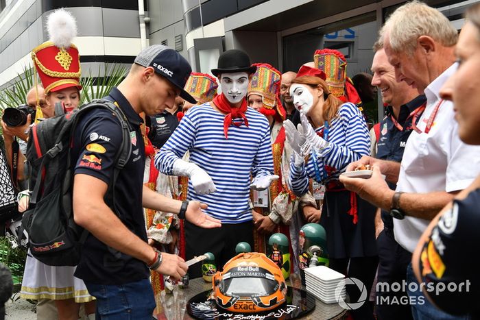 Max Verstappen, Red Bull Racing celebra su cumpleaños con Christian Horner, Red Bull Racing Team Principal y Dr Helmut Marko, Red Bull Motorsport 