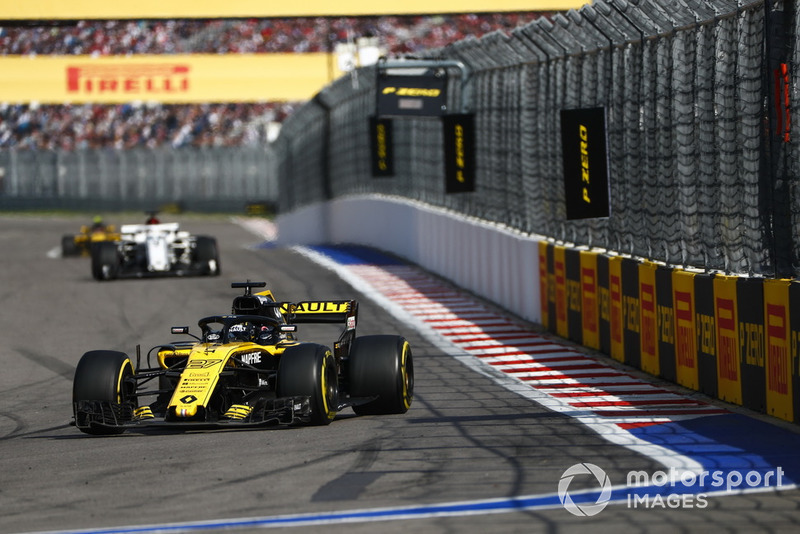 Nico Hulkenberg, Renault Sport F1 Team R.S. 18, leads Marcus Ericsson, Sauber C37