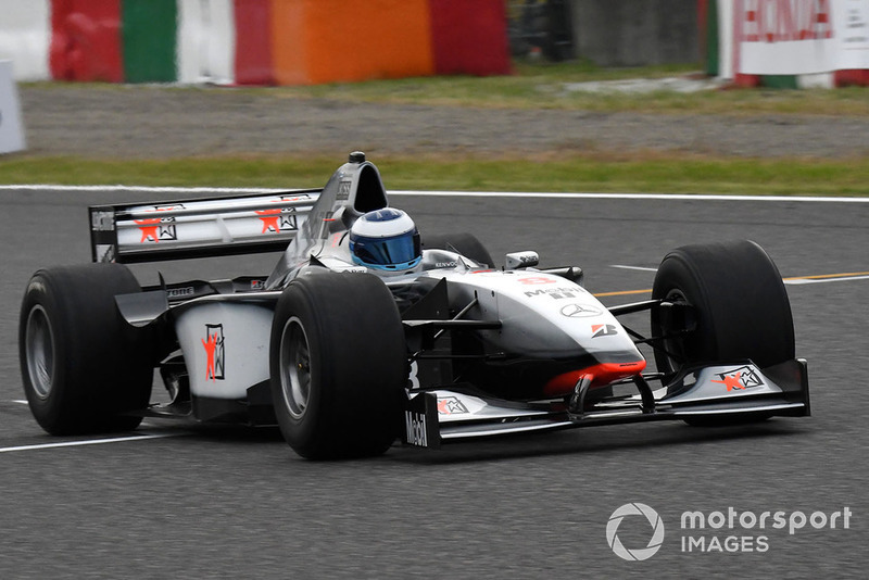 Mika Hakkinen, McLaren MP4-13 en la exhibición con coches históricos por el 30 Aniversario de Suzuka en F1