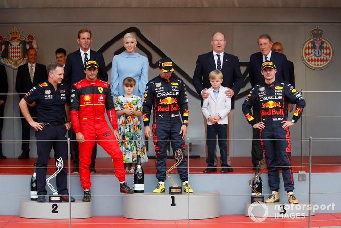 Podio: segundo lugar Carlos Sainz, Ferrari, ganador Sergio Pérez, Red Bull Racing, tercer lugar Max Verstappen, Red Bull Racing Christian Horner, director de Red Bull Racing