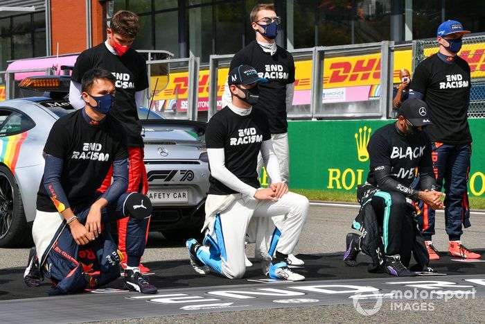 Los pilotos se reúnen en la parrilla en apoyo de la campaña del fin del racismo