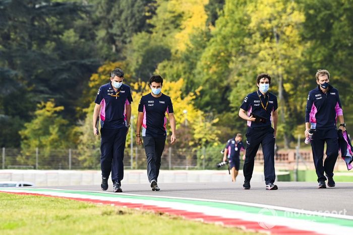 Sergio Pérez, Racing Point, recorre la pista con compañeros