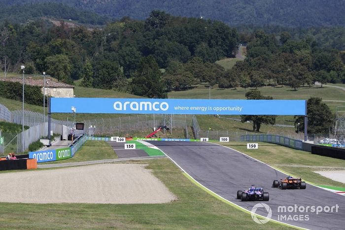 Lando Norris, McLaren MCL35, Sergio Pérez, Racing Point RP20