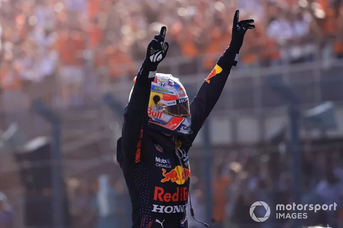 Ganador Max Verstappen, Red Bull Racing, celebra enParc Ferme