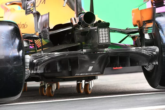 Uma imagem do difusor do McLaren MCL35M, que continua sendo o único a apresentar os fios centrais mais longos que estão conectados à seção de transição do difusor