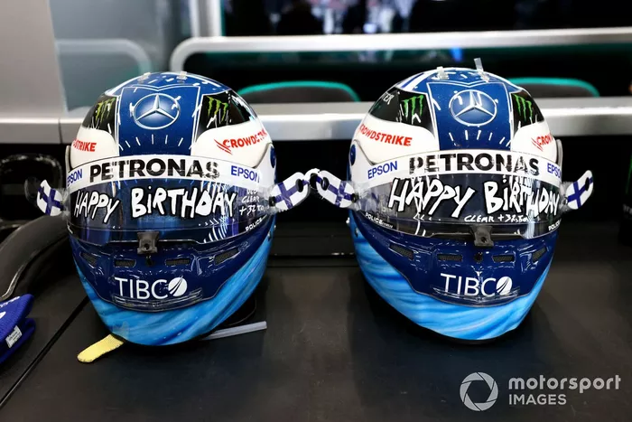 Cascos especialmente marcados para Valtteri Bottas, de Mercedes, en su cumpleaños