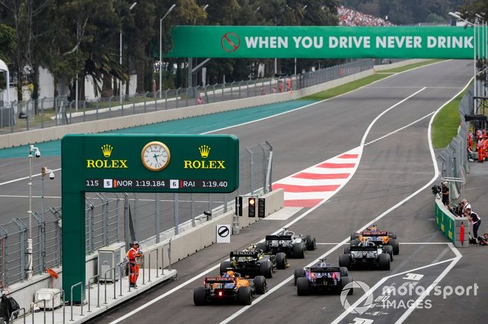 Carlos Sainz Jr, McLaren MCL34, Lewis Hamilton, Mercedes AMG F1 W10, Valtteri Bottas, Mercedes AMG W10, Nico Hulkenberg, Renault F1 Team R.S. 19, Daniil Kvyat, Toro Rosso STR14, y Lando Norris, McLaren MCL34, hacen cola para salir de los boxes.