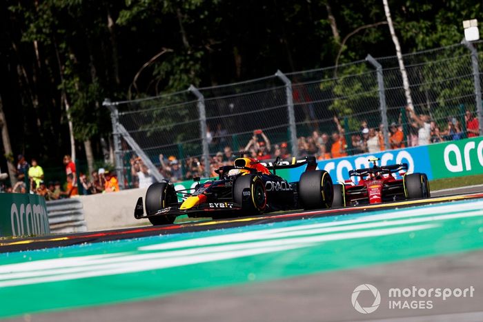 Max Verstappen, Red Bull Racing RB18, Carlos Sainz, Ferrari F1-75